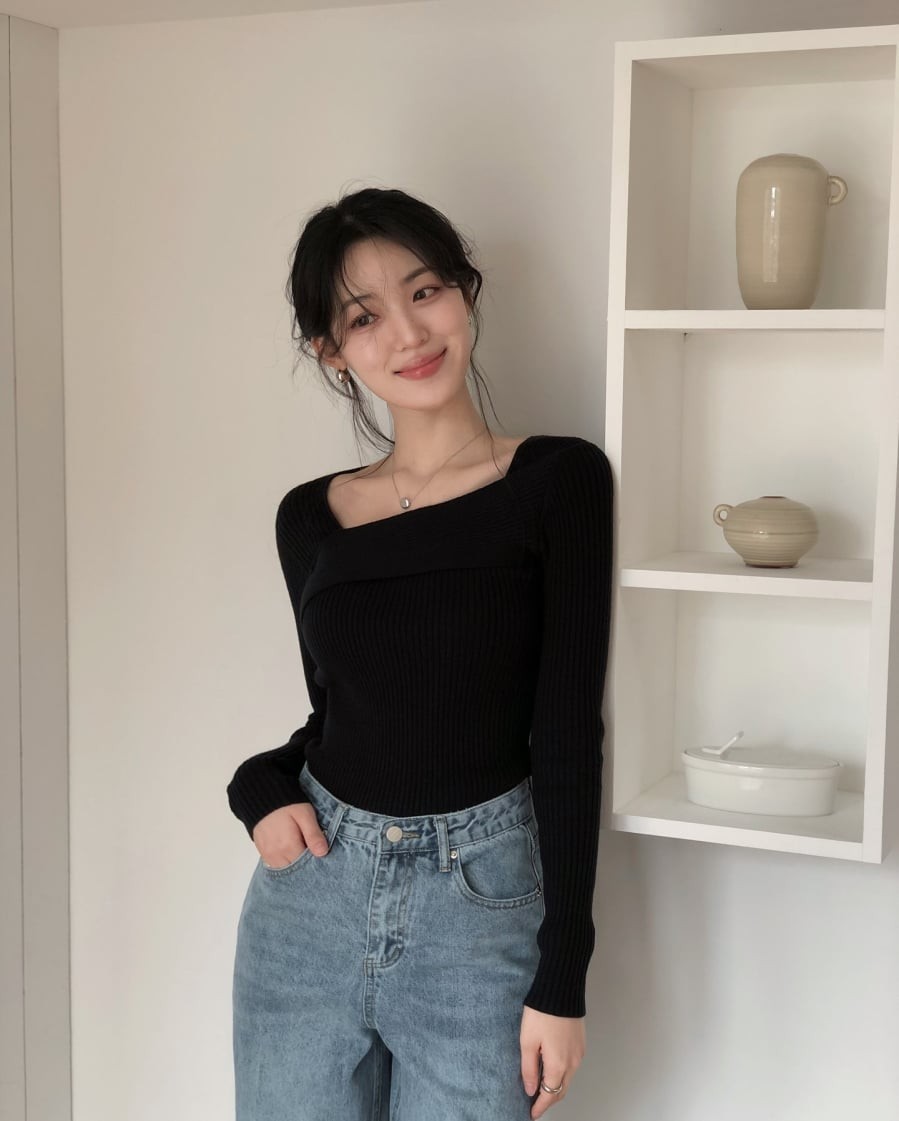 Set đồ này đặc biệt phù hợp với phong cách tối giản, thanh lịch. 