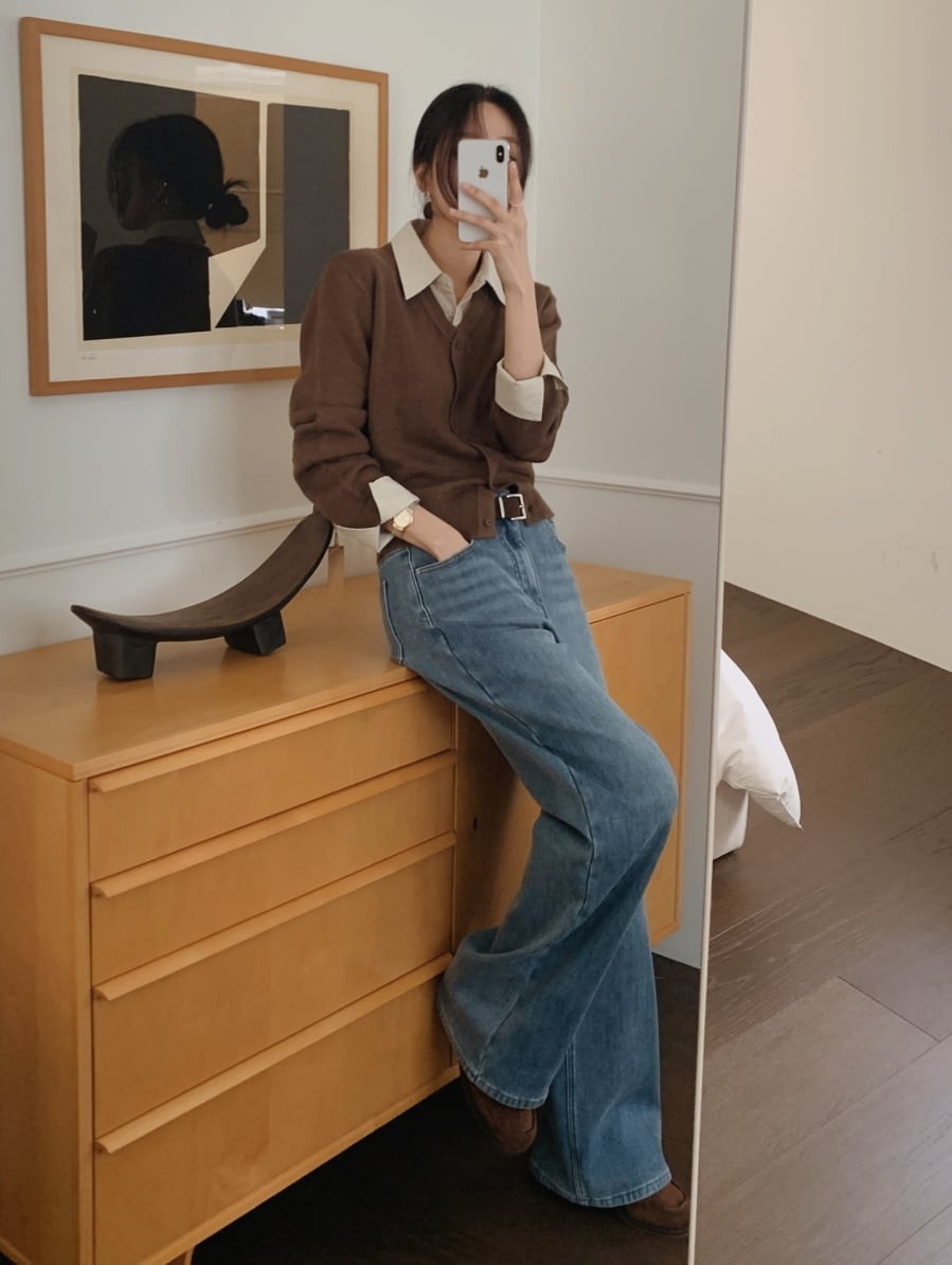 Cardigan kết hợp cùng sơ mi là bộ đôi quen thuộc nhưng luôn mang lại hiệu quả cao về mặt thẩm mỹ.