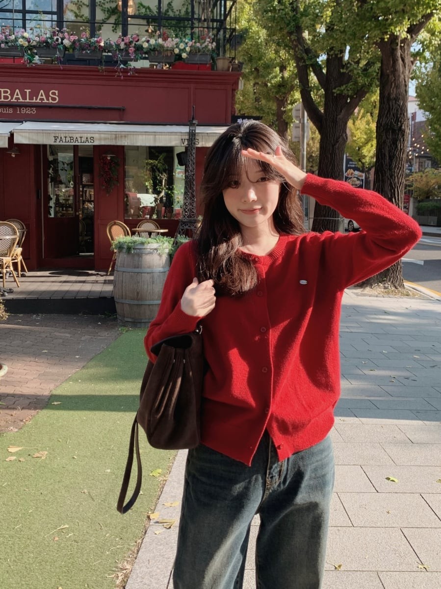 . Áo len dáng rộng phối cùng jeans ống đứng mang lại vẻ ngoài năng động, phóng khoáng,