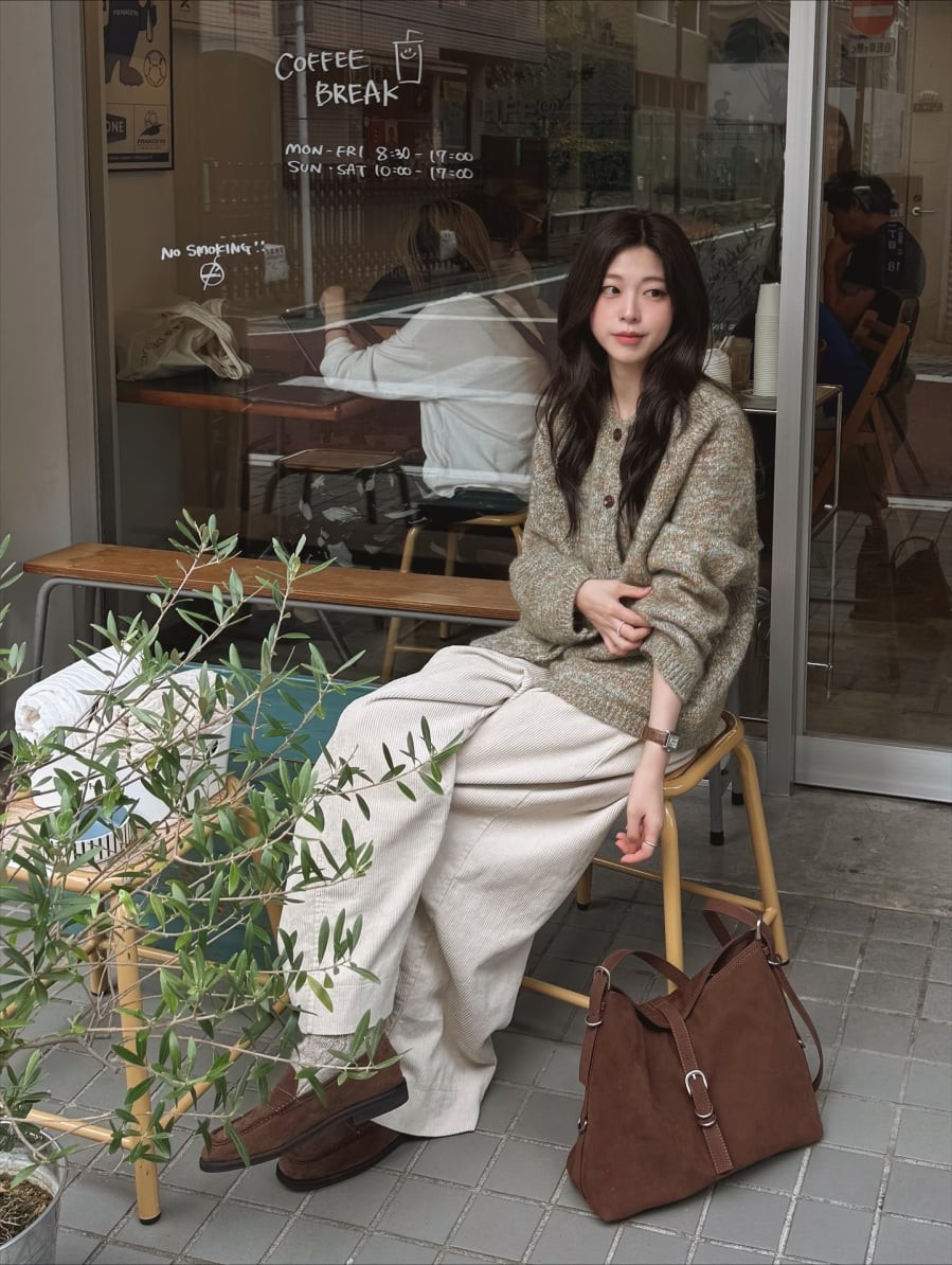 Khi phối cùng áo len, set đồ mang lại vẻ ngoài hiện đại, thời thượng nhưng vẫn rất thoải mái