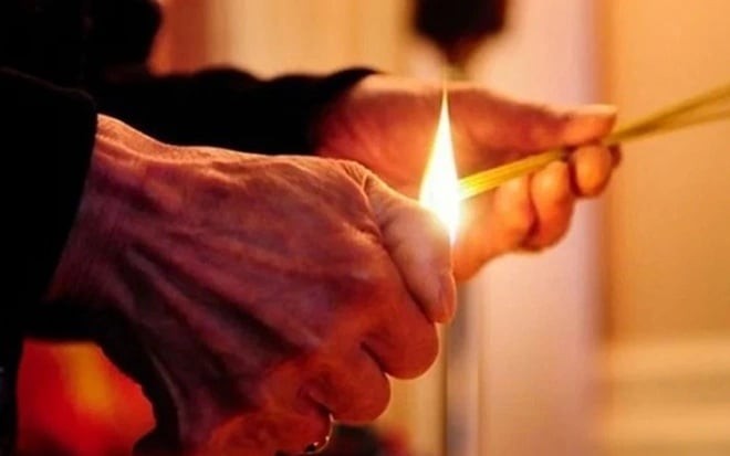 Giờ Tuất là khung giờ buổi tối được nhiều người làm ăn lựa chọn, nhất là những gia đình bận rộn ban ngày. Theo quan niệm dân gian, giờ Tuất là thời điểm giao hòa âm dương, rất thích hợp để cầu tài, cầu lộc cho giai đoạn sắp tới.