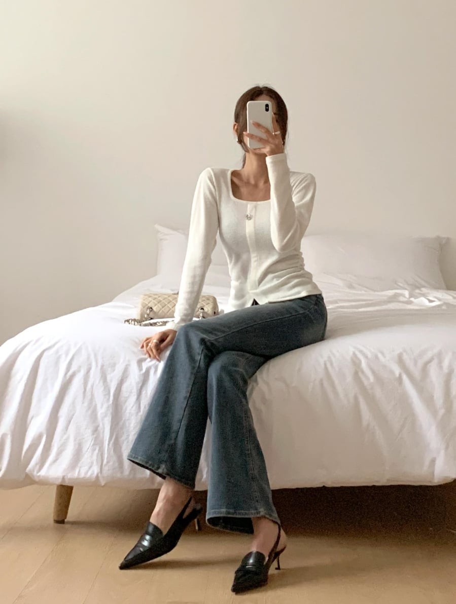 Đây là công thức lý tưởng cho những ai yêu thích phong cách casual nhưng không muốn đánh mất nét thanh lịch.