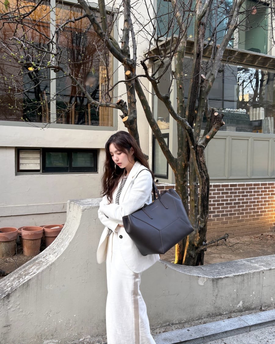 Màu trắng có khả năng phản chiếu ánh sáng tốt, từ đó tạo hiệu ứng thị giác khiến tổng thể trông tươi tắn và trẻ trung hơn.