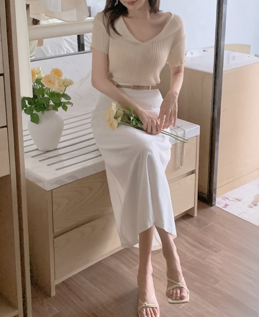 Thiết kế tối giản của áo len mỏng giúp người mặc dễ dàng kết hợp với nhiều kiểu trang phục khác nhau mà không tạo cảm giác nặng nề.