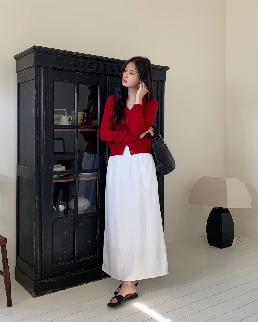 Chân váy trắng được xem là món đồ có khả năng “trẻ hóa” phong cách một cách tự nhiên. 