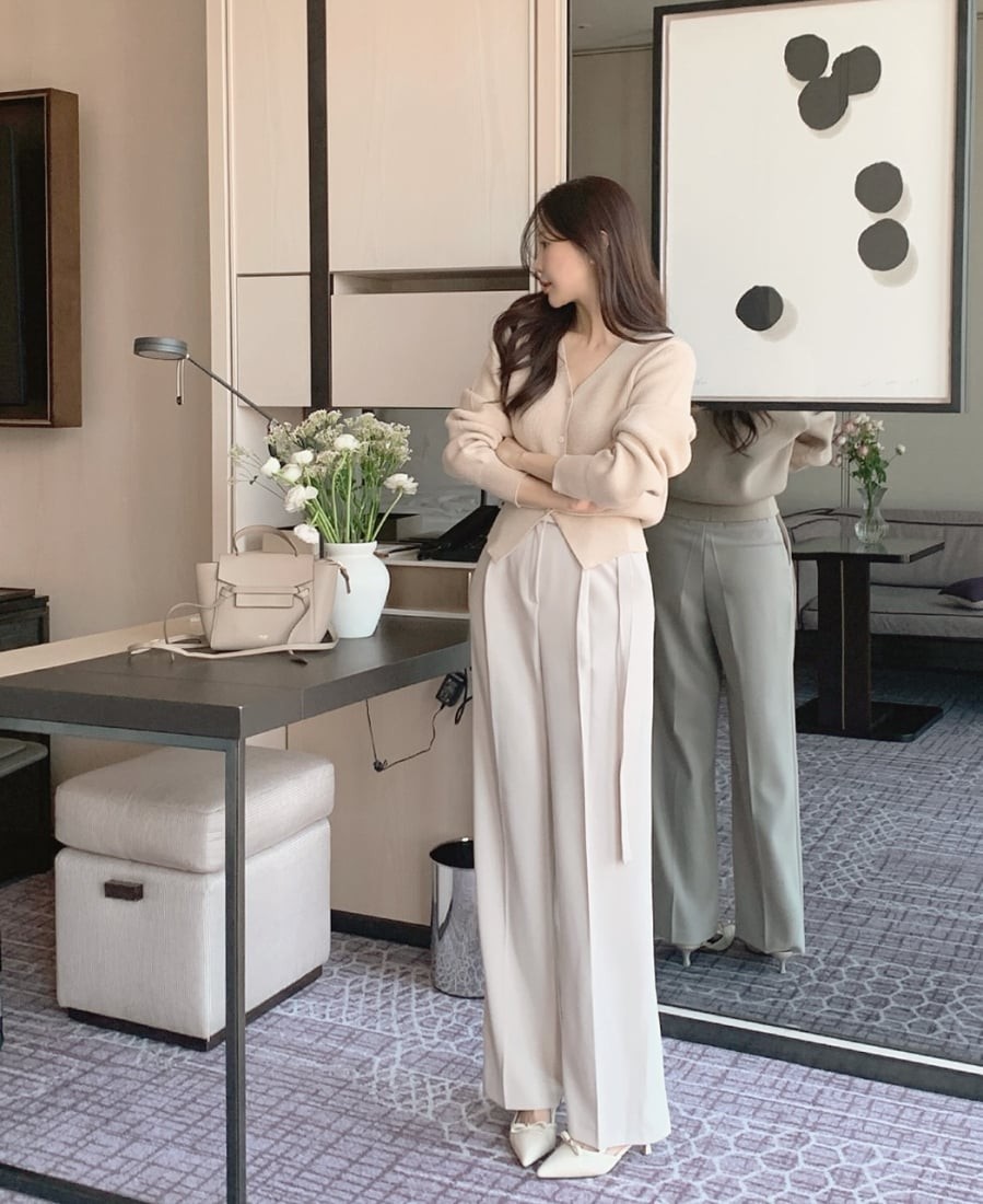 So với các gam màu tối quen thuộc, quần âu sáng mang lại cảm giác nhẹ nhàng, hiện đại và giúp tổng thể trang phục trông trẻ trung hơn đáng kể.