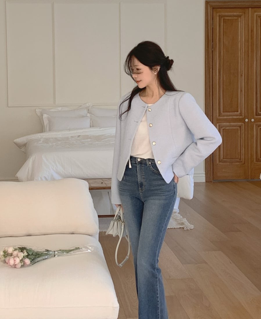 Quần jeans luôn giữ vai trò không thể thiếu trong tủ đồ nhờ tính ứng dụng cao và khả năng tôn dáng hiệu quả. 