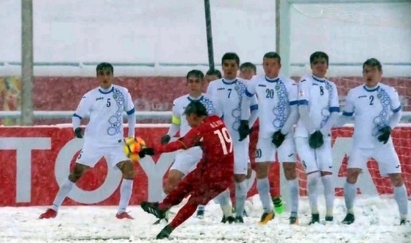 Nguyễn Quang Hải đã vẽ nên một đường cong tuyệt đẹp đưa bóng đi vào lưới U23 Uzbekistan, bàn thắng mà về sau còn được gọi với cái tên 