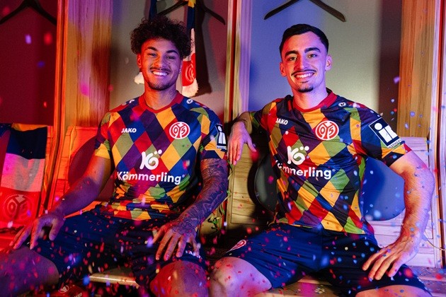 Tinh thần lễ hội hiện diện cả trên áo đấu.