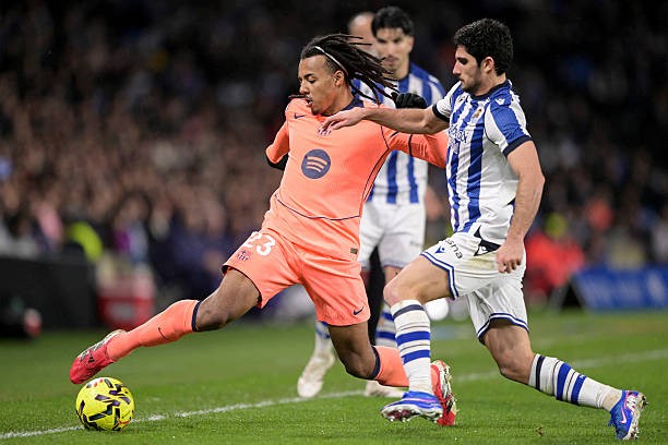 Hàng thủ Barcelona chơi không tốt trước Real Sociedad.