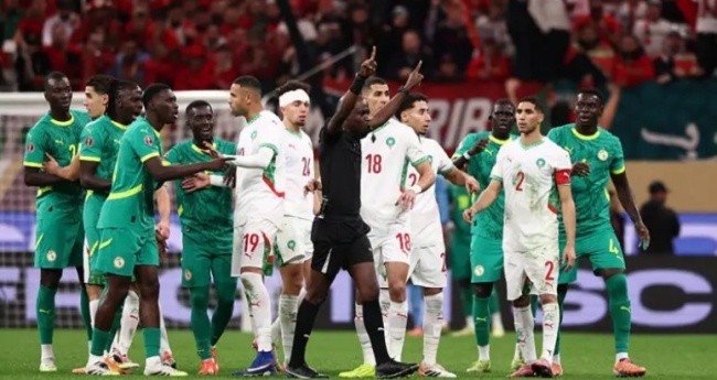 Cầu thủ Senegal phản đối quyết định thổi 11m của trọng tài.