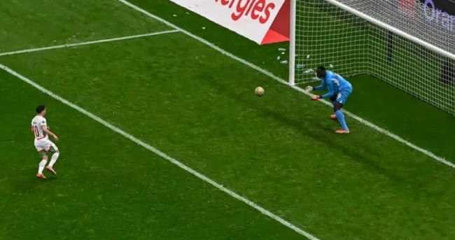 Diaz đá hỏng quả 11m.