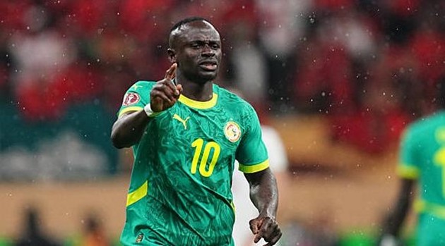 Sadio Mane ngăn cản đồng đội rời sân để phản đối trọng tài.