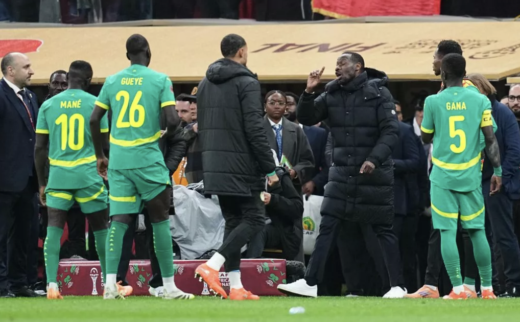 Bức xúc trọng tài, HLV Thiaw không muốn các học trò hoàn tất trận chung kết.