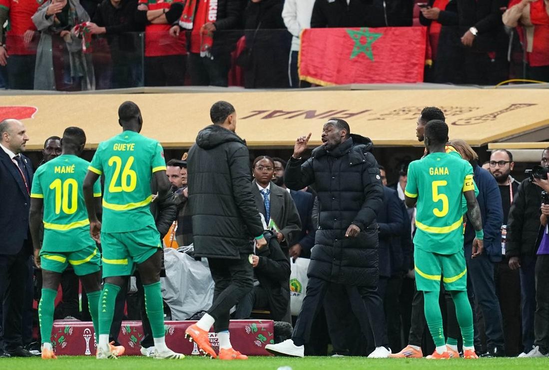 Ban huấn luyện và các cầu thủ Senegal rời khỏi sân sau quyết định thổi phạt đền của trọng tài.