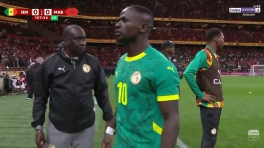 Sadio Mane cố gắng thuyết phục đồng đội quay trở lại sân thi đấu.