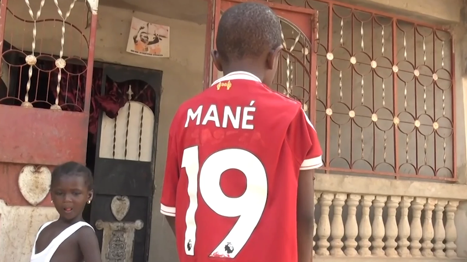 Di sản Mane nằm ngoài sân cỏ.