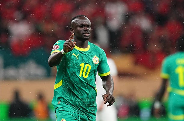 Sadio Mane kêu gọi các đồng đội quay lại sân bóng khi trọng tài cho tuyển Morocco hưởng quả phạt đền.