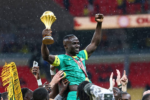 Sadio Mane nâng cao chiếc cúp vô địch AFCON cùng tuyển Senegal.