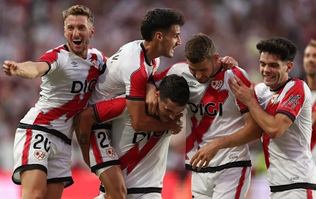 Các cầu thủ Rayo Vallecano ăn mừng sau khi vượt qua vòng loại UEFA Conference League.