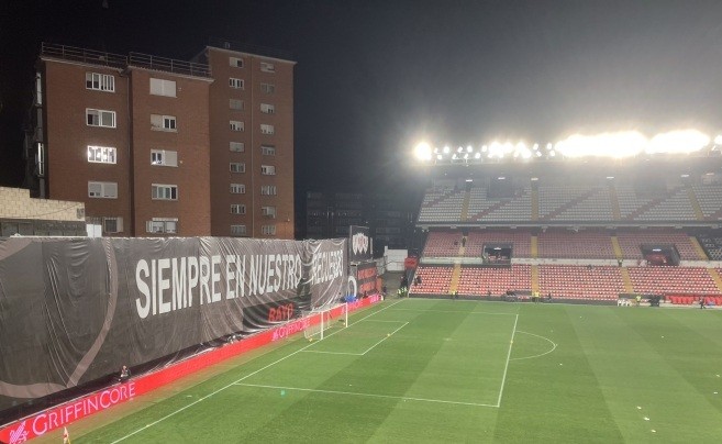 Phía sau một khung thành không có khán đài.