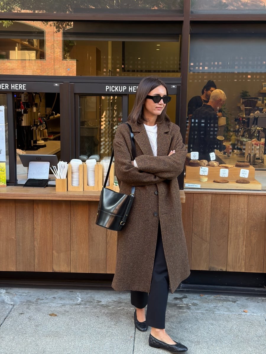 Chính sự chuẩn mực và bền dáng khiến áo khoác dạ dáng dài trở thành khoản đầu tư lâu dài trong tủ đồ.