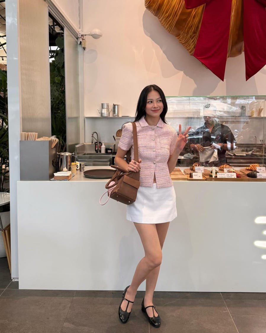 Bên cạnh đó, những set đồ mang sắc thái ngọt ngào cũng được Phương Khánh khai thác khéo léo. 