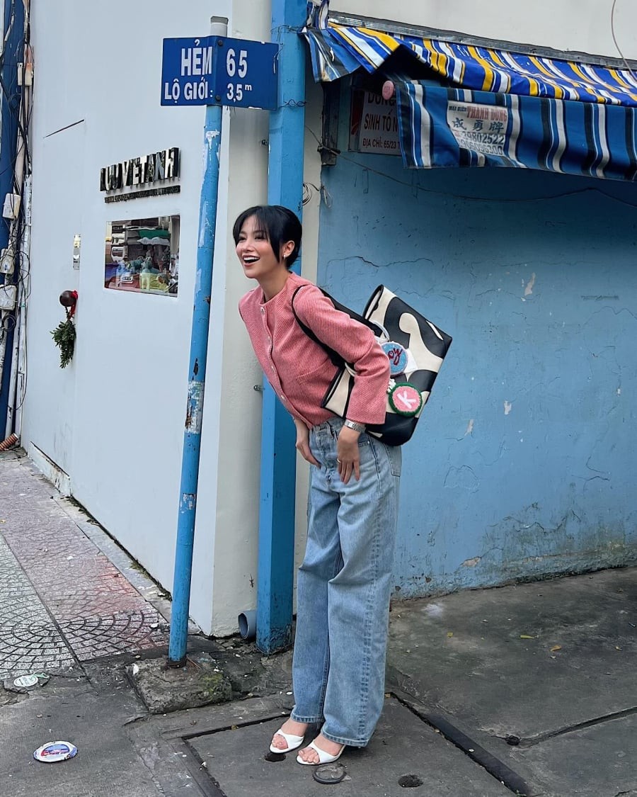 Áo khoác cổ tròn màu hồng được phối cùng quần jeans xanh mang lại cảm giác trẻ trung, tươi tắn. 