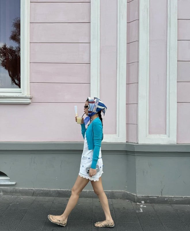 Jennie có thể biến tấu đa dạng, giúp set đồ trở nên sinh động, cá tính hơn mà vẫn giữ được sự hài hòa tổng thể.