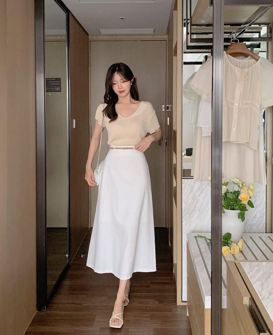 Dáng váy thẳng, không bó sát giúp người mặc dễ dàng di chuyển, ngồi làm việc lâu mà vẫn giữ được vẻ gọn gàng và chuyên nghiệp.