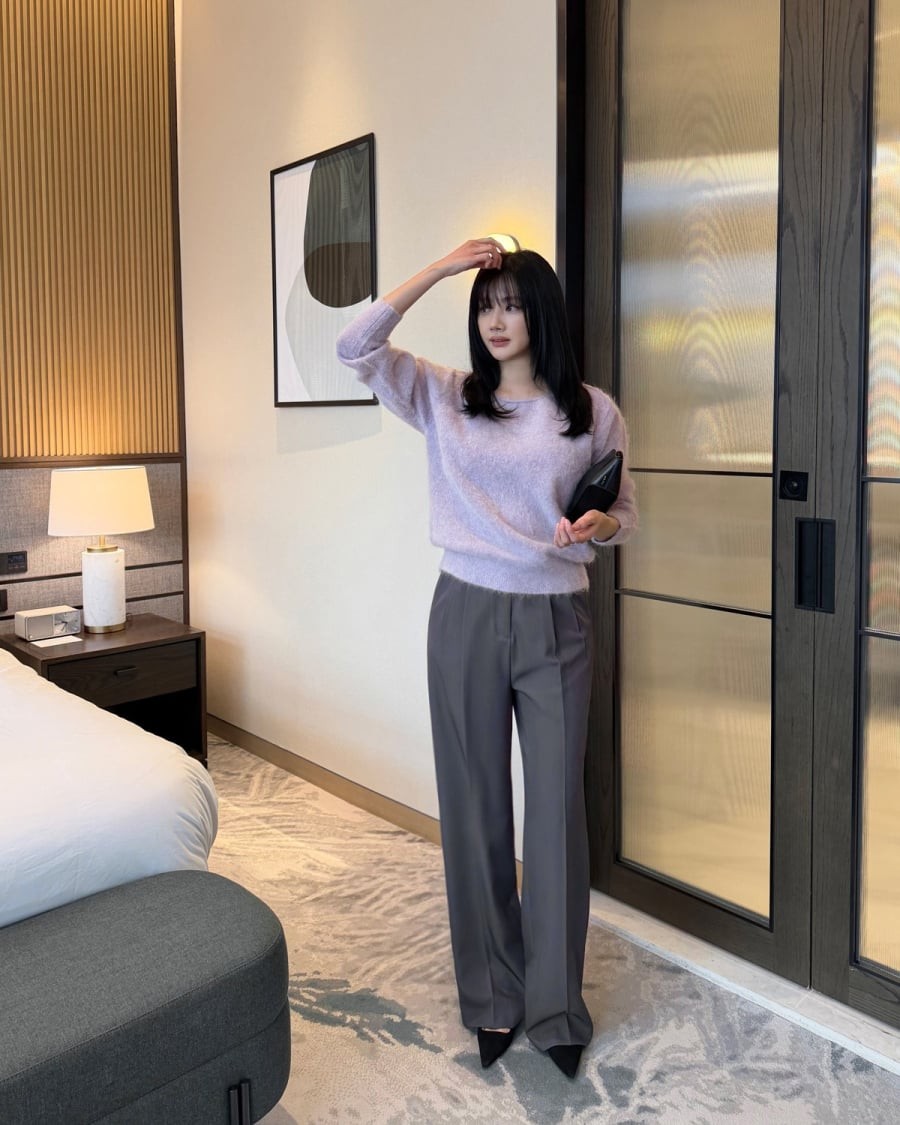 Quần âu luôn là nền tảng của thời trang công sở và sẽ không vắng mặt trong năm 2026.