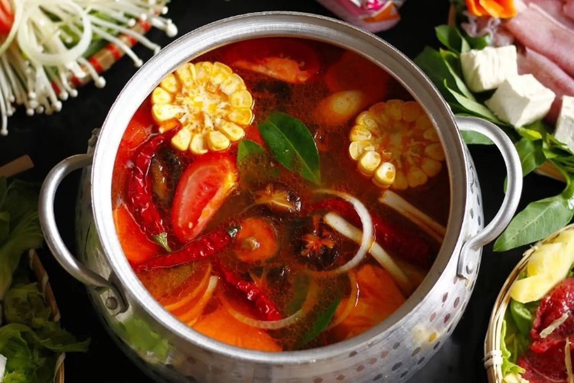 Không nên ăn nước lẩu để qua đêm. Ảnh minh họa