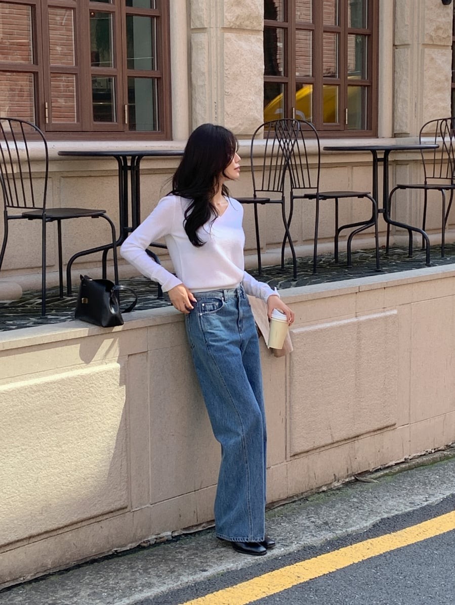 Những gam màu trung tính như be, xám, nâu nhạt hay xanh navy giúp set đồ trông gọn gàng và có chiều sâu hơn, không tạo cảm giác quá casual.

