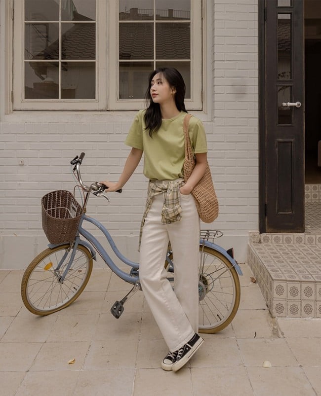 Quần kaki trắng dáng suông với phom thẳng từ hông xuống giúp che bớt khuyết điểm phần thân dưới, đồng thời tạo đường nét thanh thoát cho cơ thể.