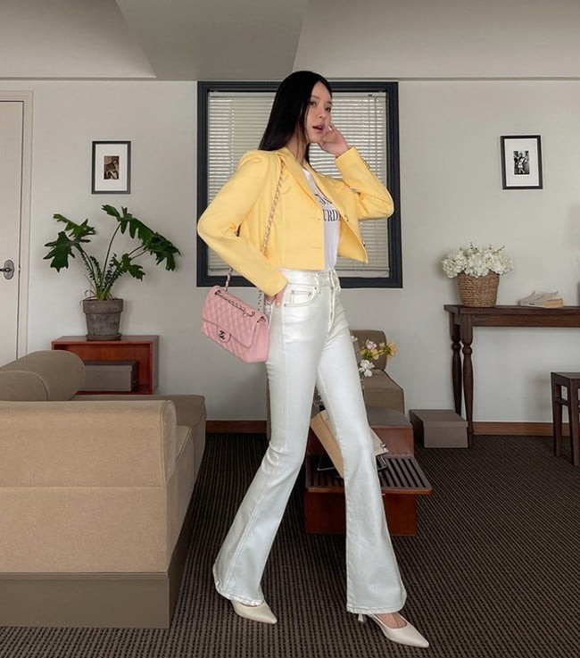 Trong số những thiết kế có khả năng tôn dáng hiệu quả, quần jeans ống loe luôn được đánh giá cao. 