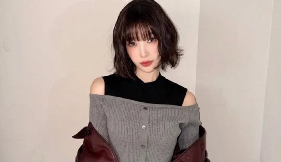  Những lọn xoăn được uốn không đồng đều, tập trung tạo chuyển động tự nhiên thay vì vào nếp quá hoàn hảo.