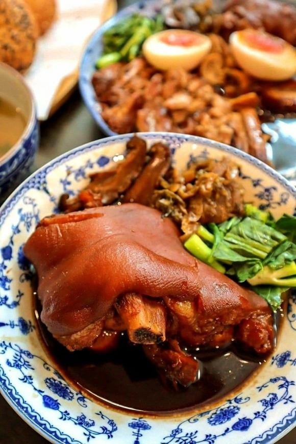 Theo TS Lê Thị Hương Giang – Trưởng khoa Tiết chế Dinh dưỡng, Bệnh viện 19-8 (Bộ Công an), trong 100g chân giò lợn đã nấu chín có khoảng 260–300 kcal, cung cấp 15–17g protein nhưng lại chứa tới 22–25g chất béo, chủ yếu là mỡ bão hòa, cùng 80–90mg cholesterol. 