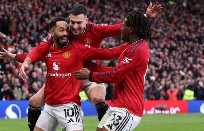 MU khởi sắc với sự xuất hiện của Carrick trên ghế nóng.