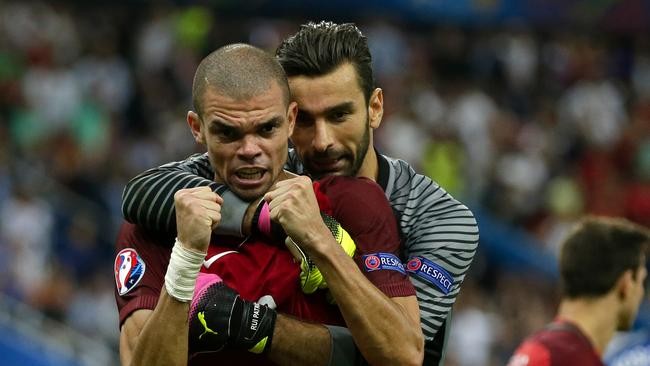 Pepe và bức tường được dựng bằng ý chí.