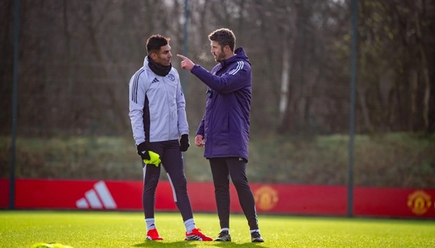 Casemiro đã nỗ lực tối đa cùng triều đại của tân HLV Michael Carrick ngay từ buổi tập đầu tiên.