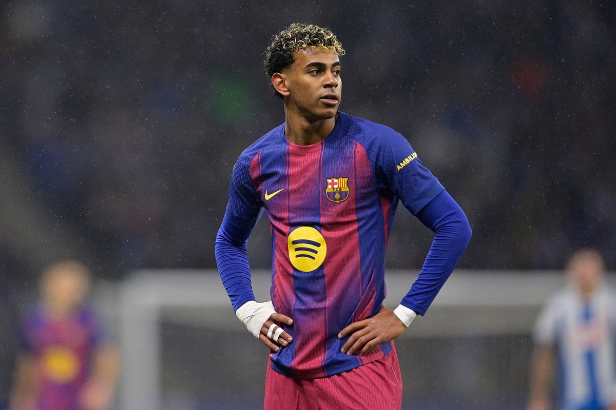 Lamine Yamal vắng mặt ở trận gặp Slavia Prague vì án treo giò.