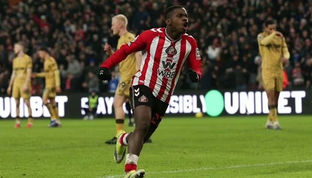 Noah Sadiki phù hợp hơn với Man United?