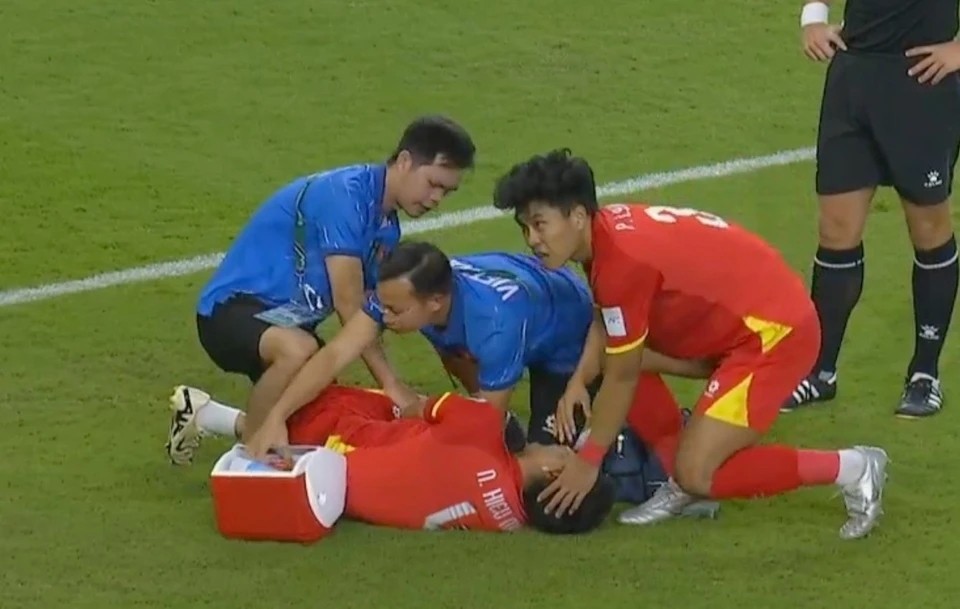 Nguyễn Hiểu Minh đau đớn nằm sân.
