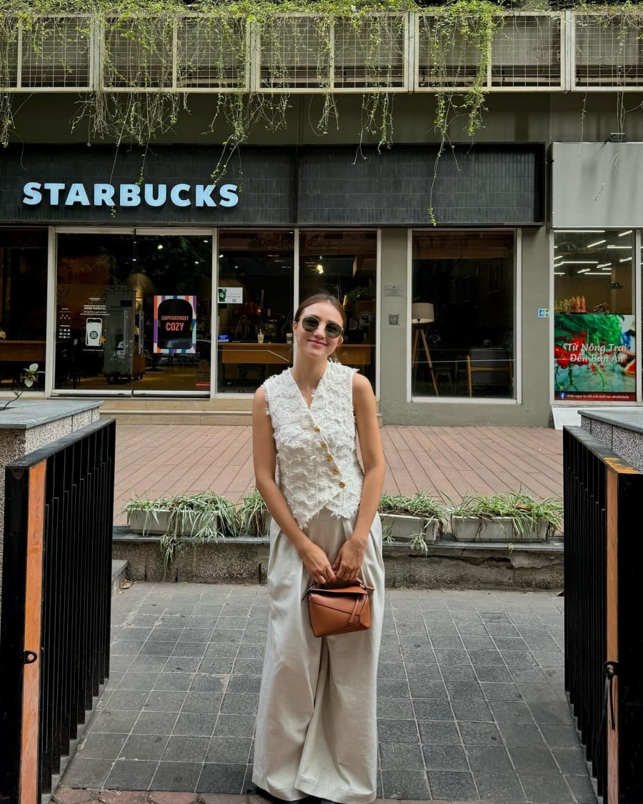 Cách layering nhẹ nhàng này giúp diện mạo trở nên trẻ trung hơn, tránh cảm giác khô khan thường thấy ở trang phục công sở truyền thống.