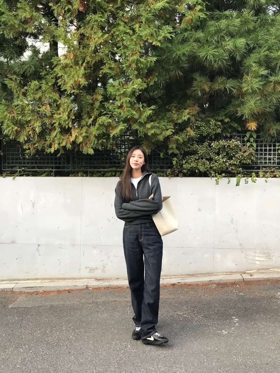 Quần denim đen là item dễ mặc và có khả năng nâng tầm phong cách một cách tự nhiên. 