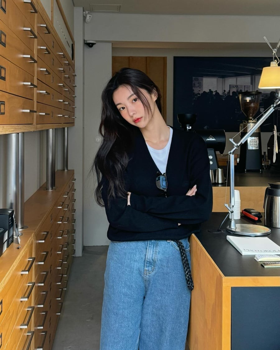 Quần jeans suông là món đồ kinh điển, không bao giờ lỗi mốt và cực kỳ dễ phối.