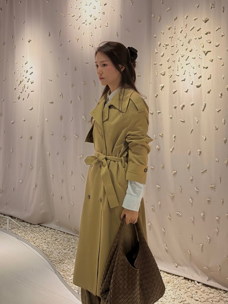 Việc kết hợp thêm túi xách và giày cùng tông trung tính giúp trang phục có sự liền mạch, tinh tế.