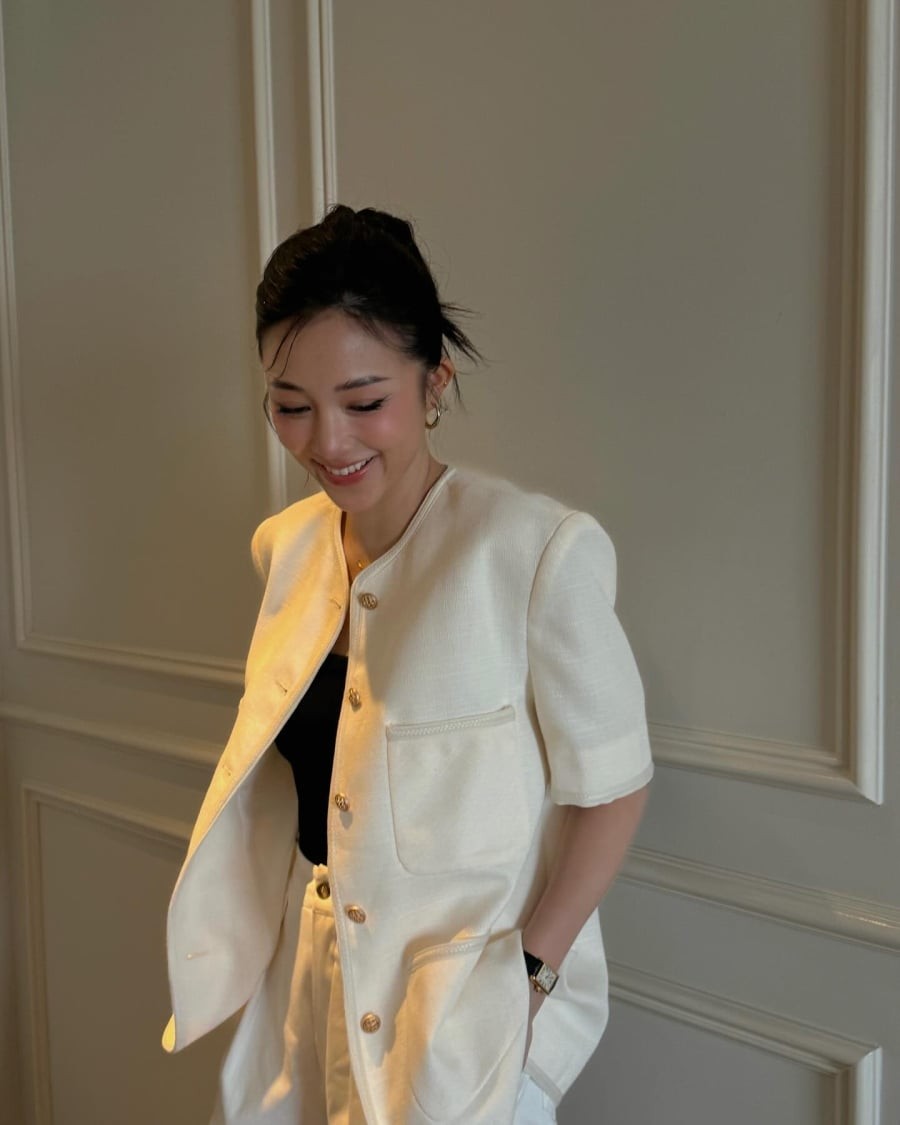 Các set đồ trung tính, phom dáng cơ bản và cách phối hợp tiết chế giúp cô xây dựng hình ảnh hot mom hiện đại, gần gũi nhưng vẫn có gu riêng