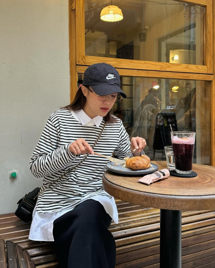 Những bộ trang phục này đặc biệt phù hợp với phụ nữ yêu thích sự gọn gàng, không phô trương nhưng vẫn muốn giữ hình ảnh chỉn chu.