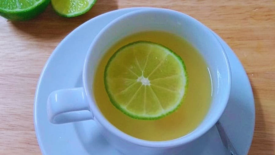 Uống nước chanh ấm mỗi ngày là một thói quen của nhiều người hiện nay